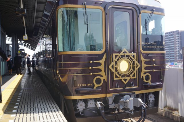 A new sightseeing train runs through Kochi from July 4th!