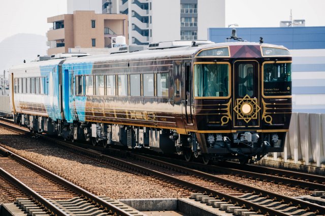 高知的觀光列車「志国土佐 時代の夜明けのものがたり」