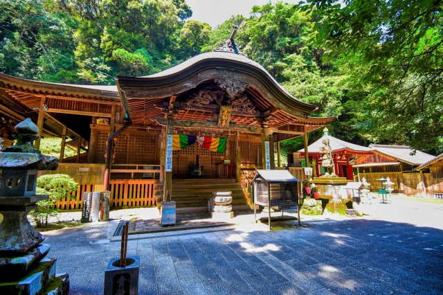 Take a drive along the Pacific Ocean and enjoy the atmosphere of the pilgrimage site Shoryuji