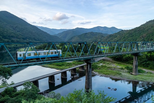 A river valley train ride from Kochi to Ehime on the Yodo Line 