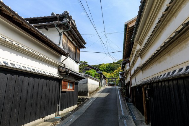 Take a stroll in the retro streets of Kiragawa