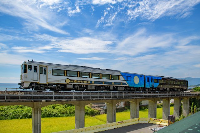 觀光列車『#志國土佐時代黎明物語』行駛高知東海岸