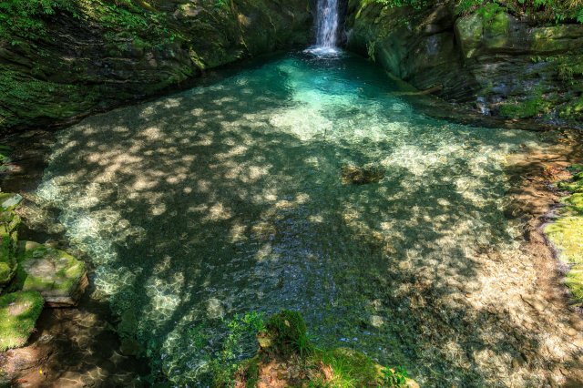 Mitaru Gongen Waterfall: A star that twinkles emerald blue