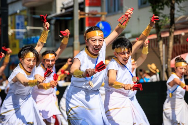 Come join the Kochi-ke (Kochi family) and dance with us!