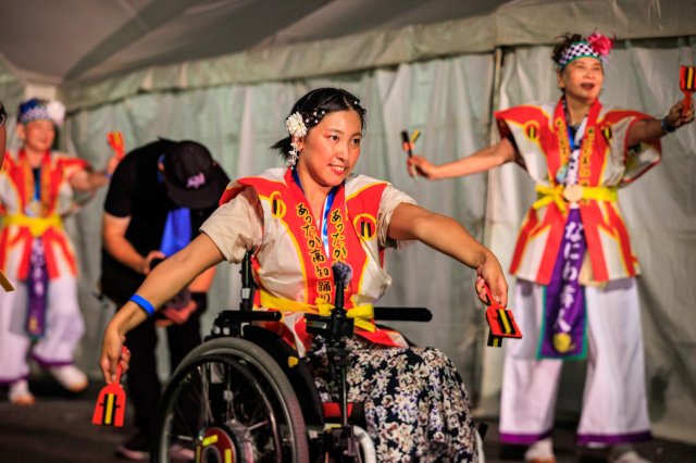 Come join the Kochi-ke (Kochi family) and dance with us!