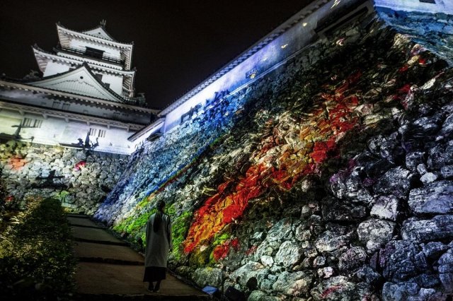 (活動結束了)「teamLab 高知城 光之祭典」2019年11月8日(五)隆重登場。日本三大夜城之一的高知城將化身為互動式光雕藝術空間。