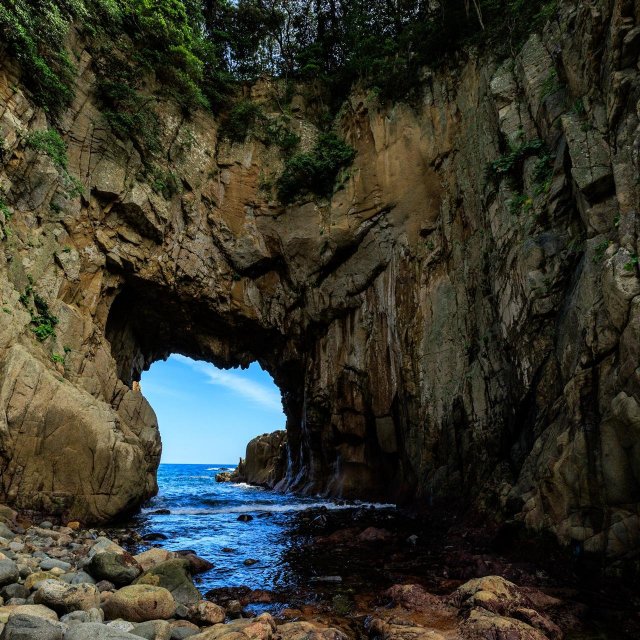 Hakusan-domon (natural arch)