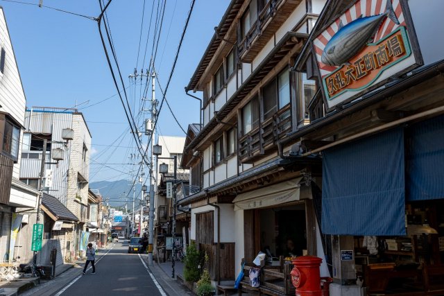 Kure Taishomachi Ichiba Market