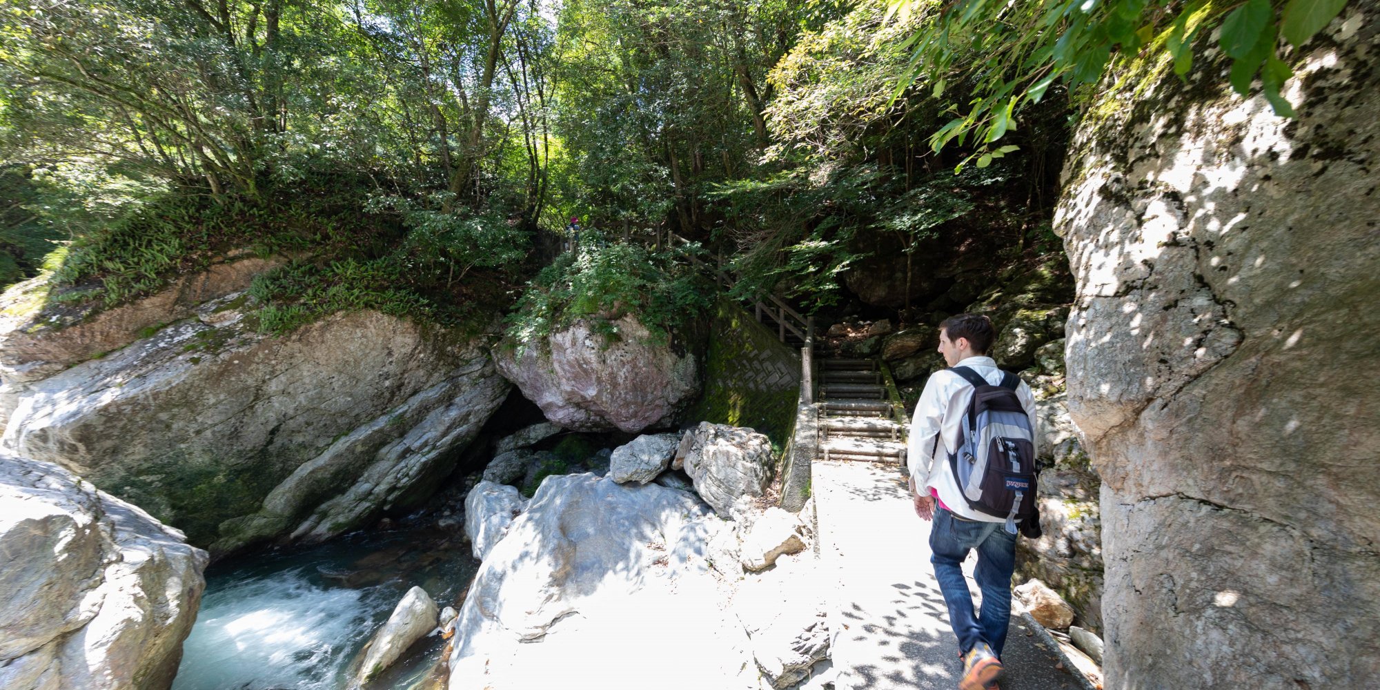 在美丽的清澈河流“仁淀川”进行溪谷徒步旅行