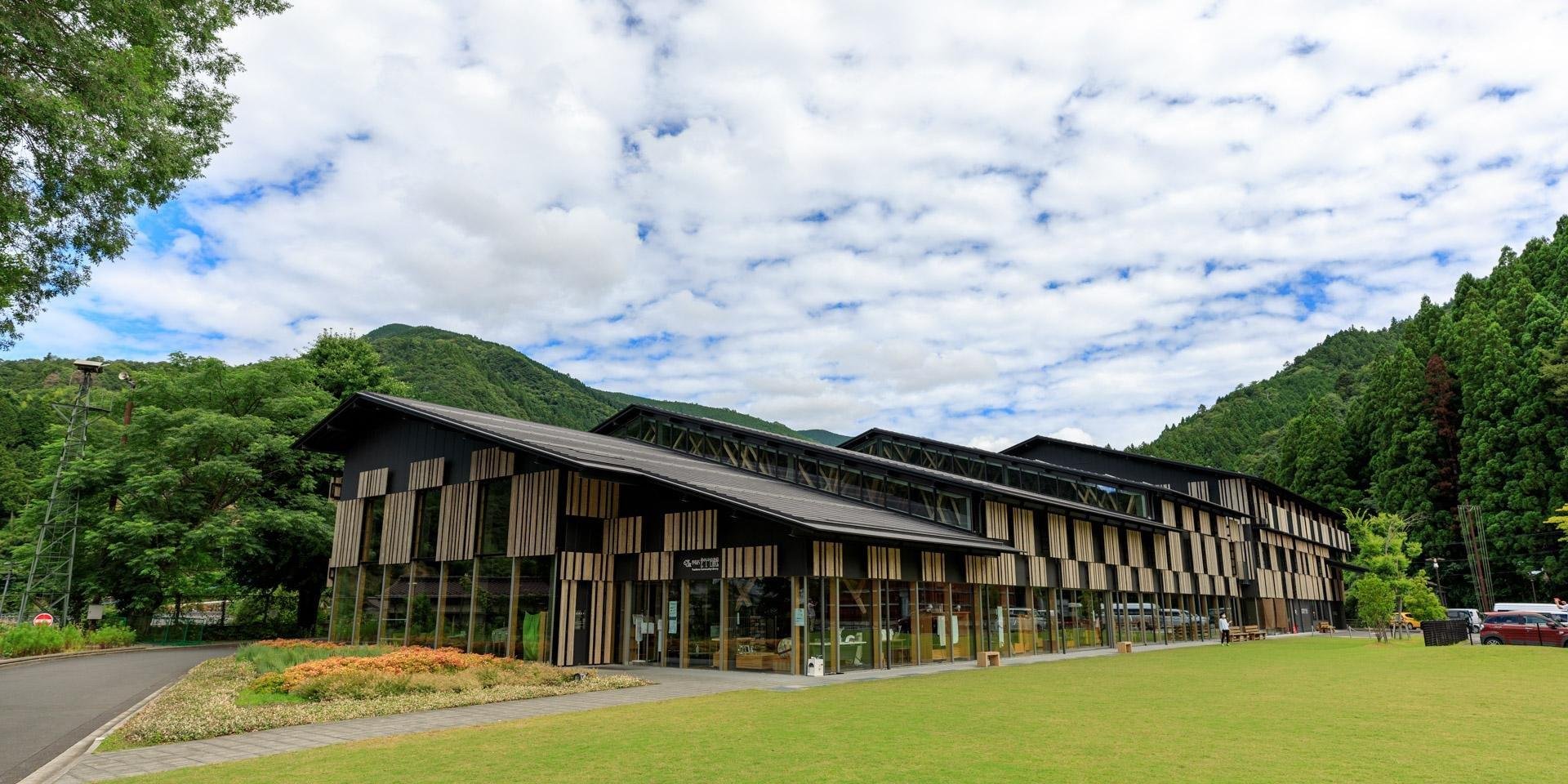「구름 위의 마을ー유스하라정」에서 일본의 유명 건축가 쿠마 켄고가 설계한 6개 건물을 만나 보세요.