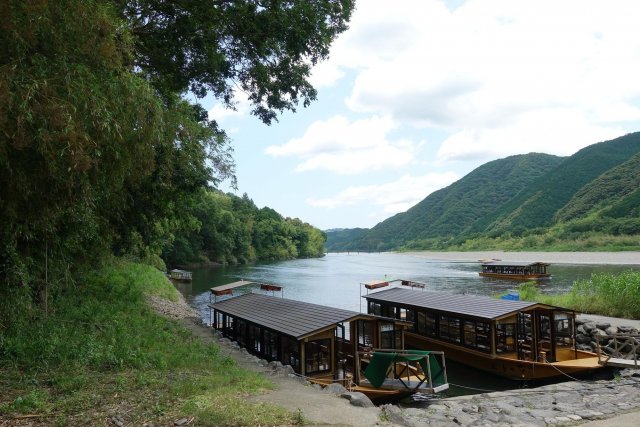시만토가와 강에서 야카타부네(지붕 있는 놀잇배)