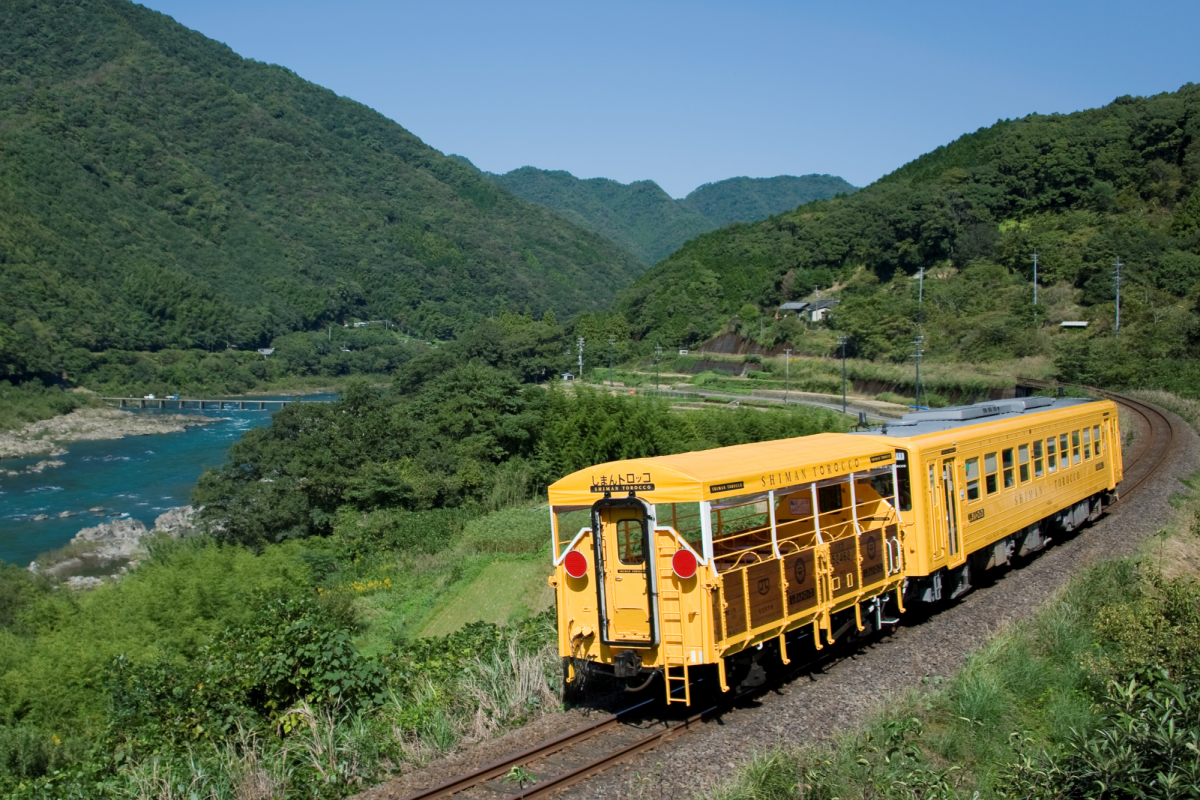 รถไฟท้องถิ่นอันโดดเด่นและรถไฟท่องเที่ยวที่น่าสนใจ