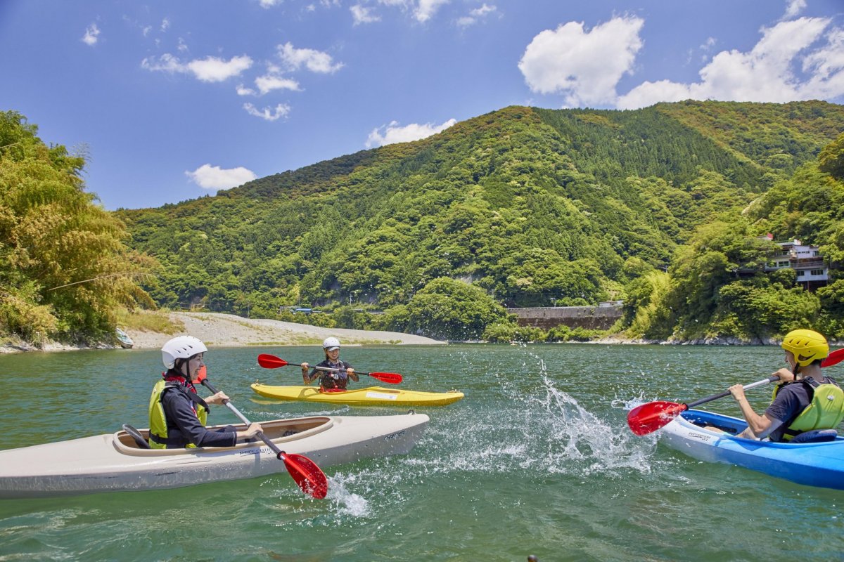 Canoeing and Kayaking in Kochi’s Pristine Rivers and Pacific Ocean 