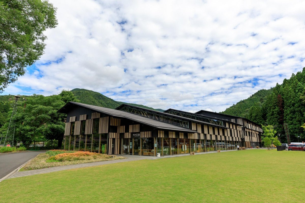 「구름 위의 마을ー유스하라정」에서 일본의 유명 건축가 쿠마 켄고가 설계한 6개 건물을 만나 보세요.