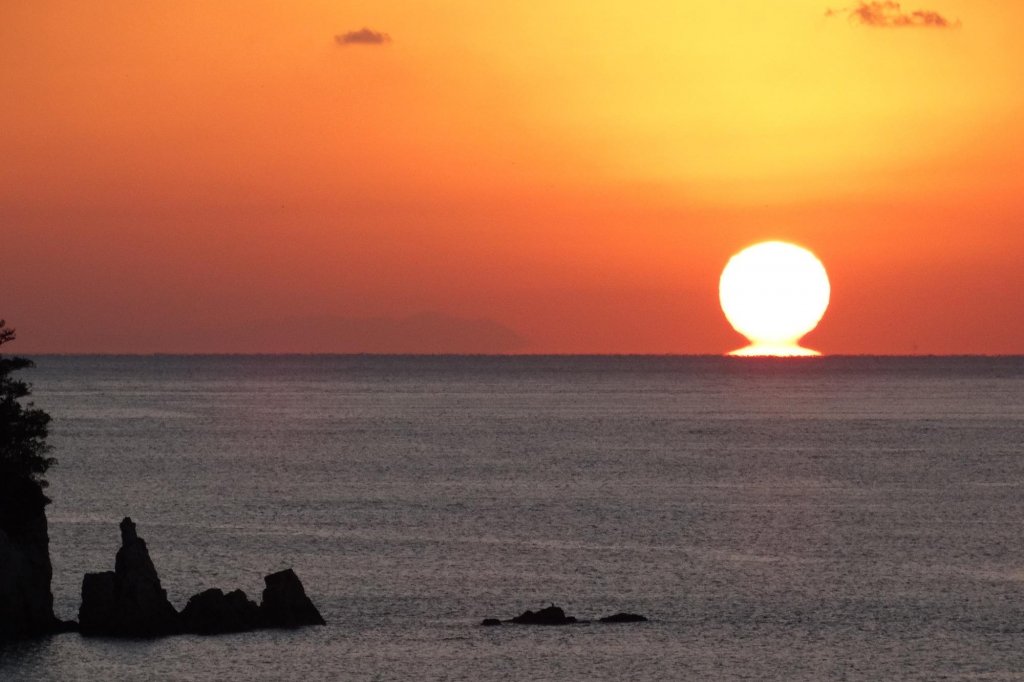 Daruma Sunset The lucky sunset Mirage of setting sun Daruma Sunset The lucky sunset Mirage of setting sun